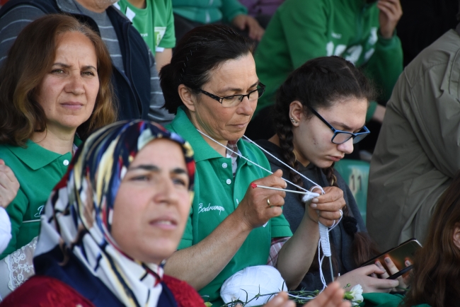 "Mehmetçik üşümesin" diye tribünde örgü ördüler